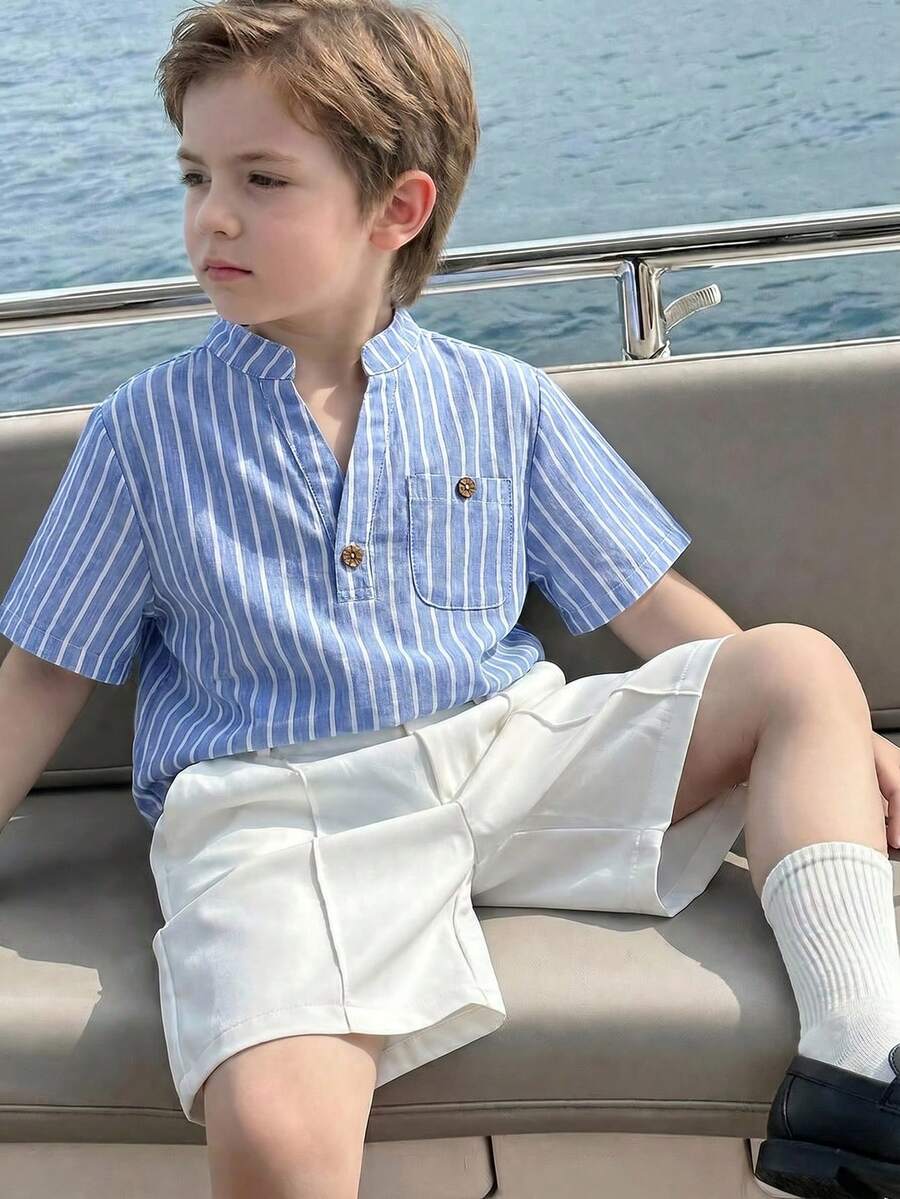 SHEIN LMoss Kids 男童夏季休闲度假及日常通勤条纹印花V领短袖上衣和前缝短裤套装 - 彩色 - 查看 1