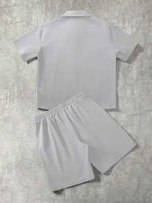 Manfinity Hypemode Camisa de manga corta con cremallera y estampado de letras, y pantalones cortos, conjunto casual diario para hombres - Gris Claro - Ver 2