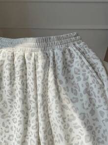 SHEIN EZwear 女士休闲复古迷彩豹纹中腰宽松长裤，飘逸短裤，返校必备，适合日常通勤、约会、聚会、秋冬夏季、圣诞节、新年、感恩节、派对、婚礼、海滩、毕业典礼等场合。时尚、优雅、休闲、外出、约会、预订、通勤、闪亮、情人节、优雅、度假、休闲、Y2K、外出、毕业典礼 - 彩色 - 查看 3