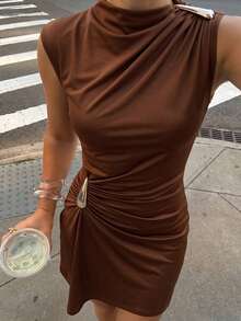 Firerie Vestido mini sin mangas con drapeado para mujer, de tela de punto ajustada con cuello asimétrico, de estilo casual - Marrón - Ver 4