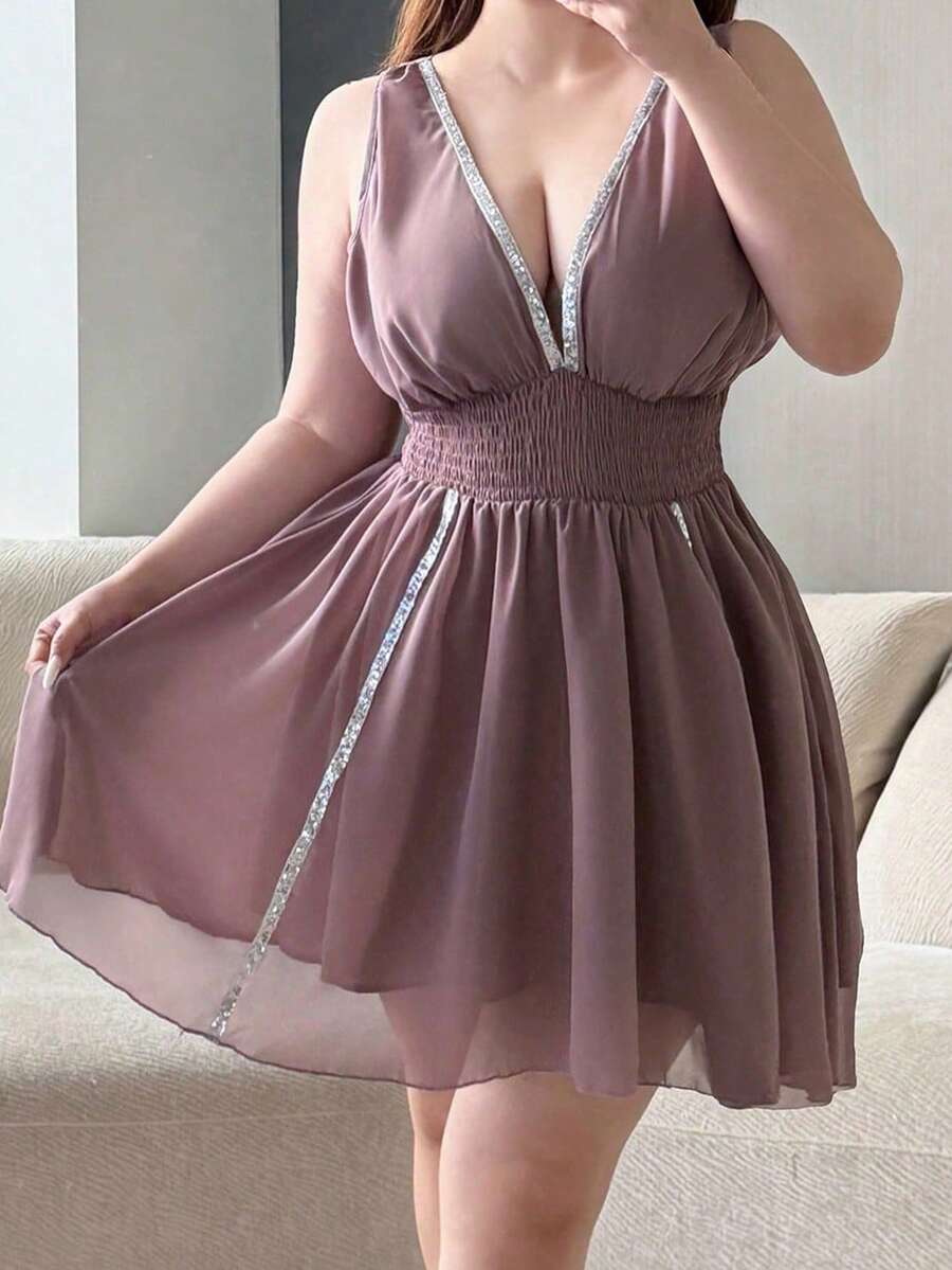 Vibekara Gaun A-Line Tanpa Punggung Berpayet Seksi dengan Leher V Dalam dari Chiffon - Coklat - View 1