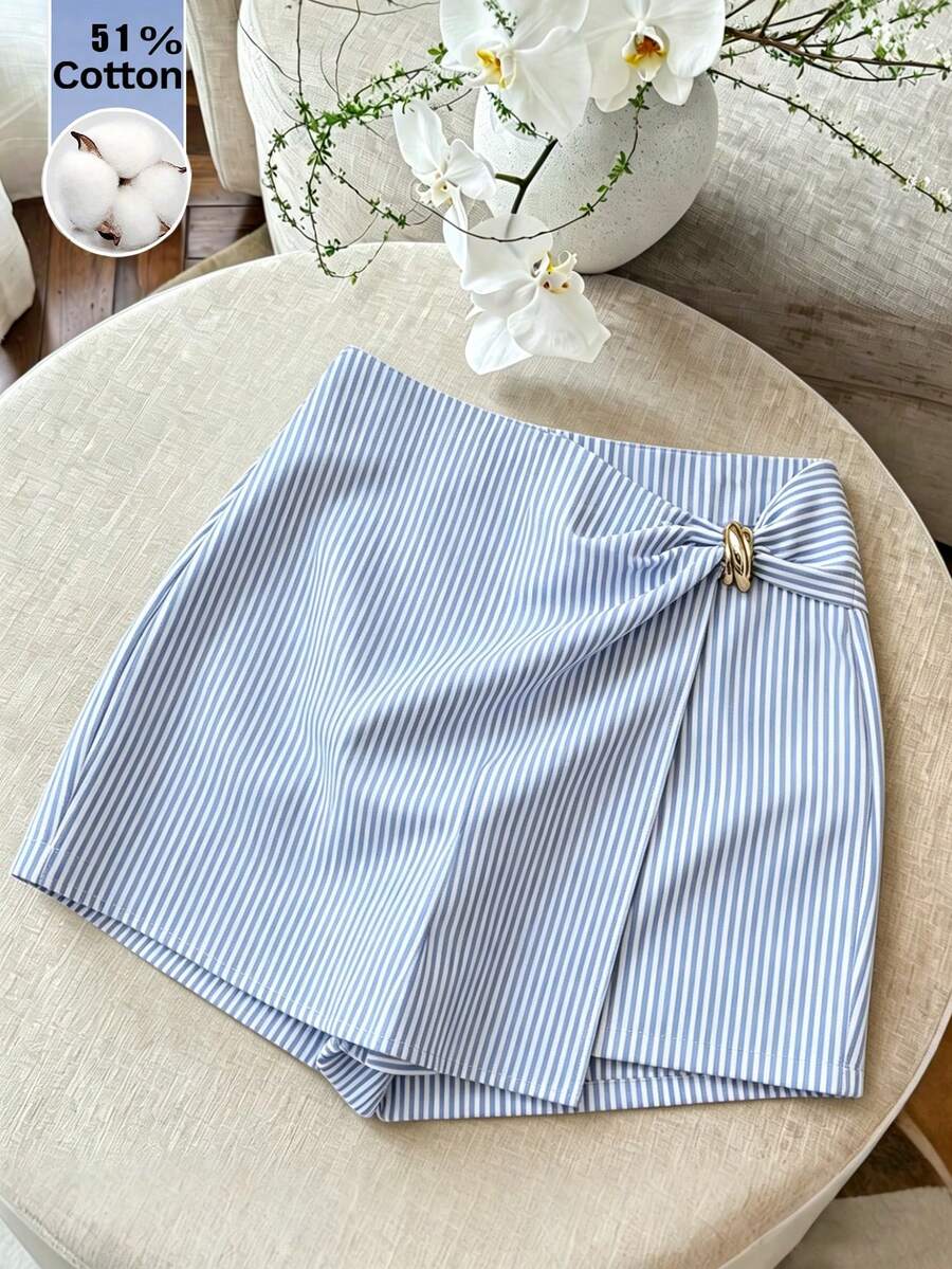 SHEIN Franclia Quần short cạp cao kẻ sọc xanh trắng mới mùa hè 2026 dành cho nữ, quần short kiểu vạt chéo bất đối xứng với khóa kim loại trang trí, váy ngắn kẻ sọc dáng chữ A ôm sát cho người nhỏ nhắn, thích hợp mặc đi làm. - Xanh và trắng - Xem 1