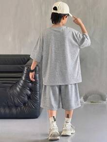 SHEIN 两件套儿童青少年男童休闲学院风字母印花圆领短袖灰色T恤和灰色短裤运动套装，适合春夏季节、郊游、情人节、约会、旅行、度假、家庭聚会、返校、婚礼、晚宴、运动、生日派对等场合。 - 灰色 - 查看 3