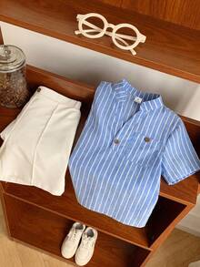 SHEIN LMoss Kids 男童夏季休闲度假及日常通勤条纹印花V领短袖上衣和前缝短裤套装 - 彩色 - 查看 3