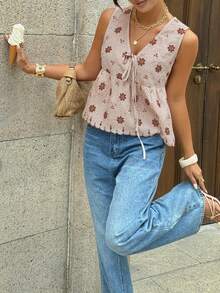 SHEIN PariChic Áo kiểu nữ cổ chữ V không tay thắt nơ họa tiết kẻ caro thêu hoa phong cách retro, áo vest viền bèo nhún cho mùa hè, áo hai dây kẻ caro màu nâu dáng rộng kiểu Riviera Pháp, thích hợp cho mặc hàng ngày, đi làm, hẹn hò, mua sắm. - màu nâu - Xem 4