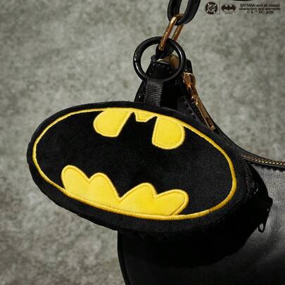 POKOJA LAND BATMAN X Móc khóa nhung 3D đồng thương hiệu, hình dáng đứng dễ thương, thiết kế cổ điển, có thể treo trên túi xách, móc chìa khóa, cặp sách, v.v., phù hợp cho mọi lứa tuổi, kể cả thanh thiếu niên và người lớn.