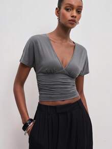 ATUI Studio Camiseta de mujer de manga corta con cuello en V profundo, cintura fruncida, color gris, de corte minimalista, ajuste ceñido, crop top, versátil y básica para uso diario - Gris - Ver 2