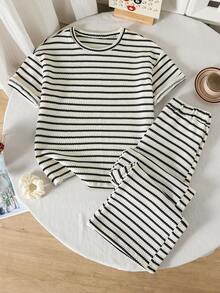 SHEIN Bộ 2 món gồm áo tay ngắn cổ tròn kẻ sọc và quần ống rộng cạp chun kẻ sọc dành cho nữ tuổi teen, kiểu dáng rộng rãi thoải mái, thiết kế độc đáo, phù hợp cho mùa thu, xuân, hè, mặc hàng ngày, đi làm, dã ngoại, thể thao, đi học, dạo phố, dự tiệc, chụp ảnh. - Đen và trắng - Xem 1