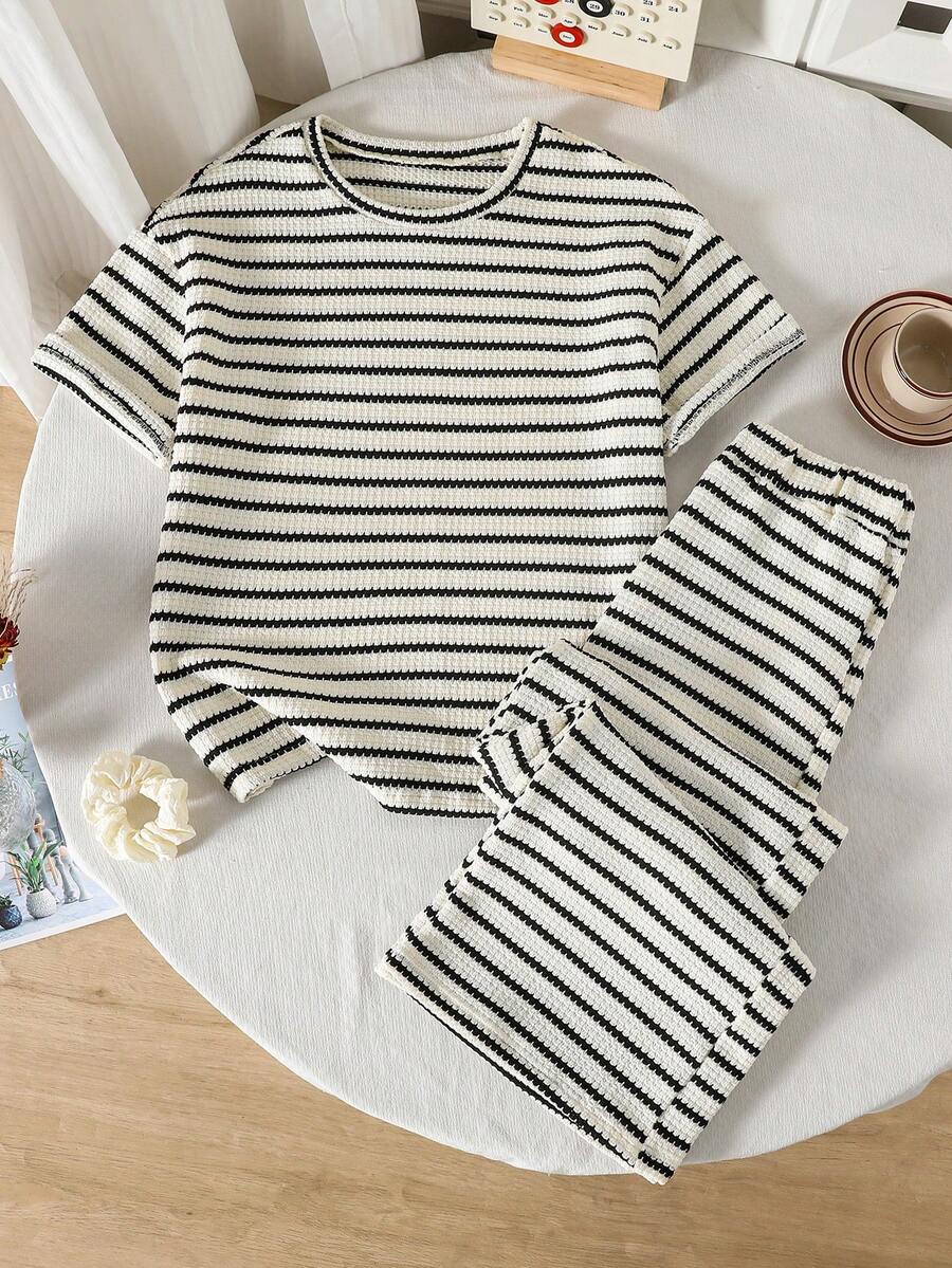 SHEIN Bộ 2 món gồm áo tay ngắn cổ tròn kẻ sọc và quần ống rộng cạp chun kẻ sọc dành cho nữ tuổi teen, kiểu dáng rộng rãi thoải mái, thiết kế độc đáo, phù hợp cho mùa thu, xuân, hè, mặc hàng ngày, đi làm, dã ngoại, thể thao, đi học, dạo phố, dự tiệc, chụp ảnh. - Đen và trắng - Xem 1
