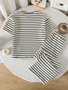 SHEIN Bộ 2 món gồm áo tay ngắn cổ tròn kẻ sọc và quần ống rộng cạp chun kẻ sọc dành cho nữ tuổi teen, kiểu dáng rộng rãi thoải mái, thiết kế độc đáo, phù hợp cho mùa thu, xuân, hè, mặc hàng ngày, đi làm, dã ngoại, thể thao, đi học, dạo phố, dự tiệc, chụp ảnh. - Đen và trắng - Xem 2