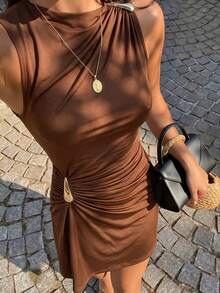 Firerie Vestido mini sin mangas con drapeado para mujer, de tela de punto ajustada con cuello asimétrico, de estilo casual - Marrón - Ver 3