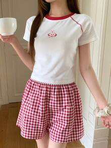 DAZY Bộ đồ ngủ nữ gồm áo thun tay raglan in hình hoạt hình và quần short kẻ caro. - trắng - Xem 4