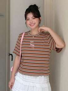 Dazy Plus 櫻桃刺繡條紋圓領短袖修身夏季T恤圖案上衣 - 棕色 - 查看 6