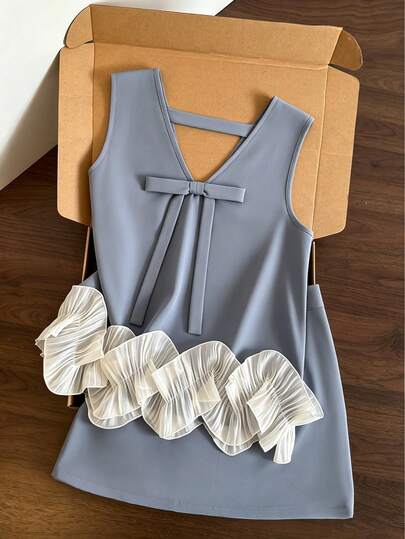 Franclia Top sin mangas con cuello en V en color gris con decoración floral 3D y falda mini a juego. Diseño minimalista, tela suave y lisa, adecuado como atuendo para maestras mujeres al aire libre, con un ambiente de vacaciones sencillo. Aplicable para primavera/verano, citas románticas, playa, bodas, cumpleaños, salidas, ropa casual elegante y tiempo de vacaciones.