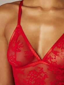 MISSGUIDED Vestido mini ajustado de encaje rojo con escote en V profundo y tirantes de espagueti para una noche de cita - Rojo - Ver 5