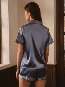 Bisouelle 女款優雅素色短款絲綢睡衣套裝 - 短袖鈕扣領上衣與長褲，柔軟緞面睡衣，可機洗，適合外穿，夏季適用 - 藍色 - 查看 2