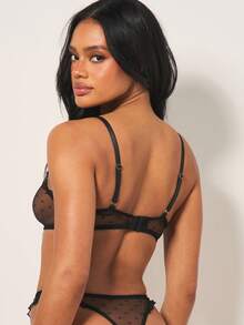 MISSGUIDED Conjunto de lencería de bralette de malla transparente con lunares y tanga de corte alto con acabado de puntilla, para el Día de San Valentín - Negro - Ver 2