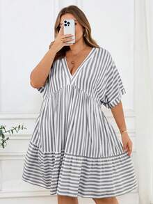 SHEIN CURVE+ 大码女式条纹V领蝙蝠袖短袖荷叶边下摆休闲连衣裙，适合秋季穿着，冬季女装，CURVE PLUS - 灰色 - 查看 9