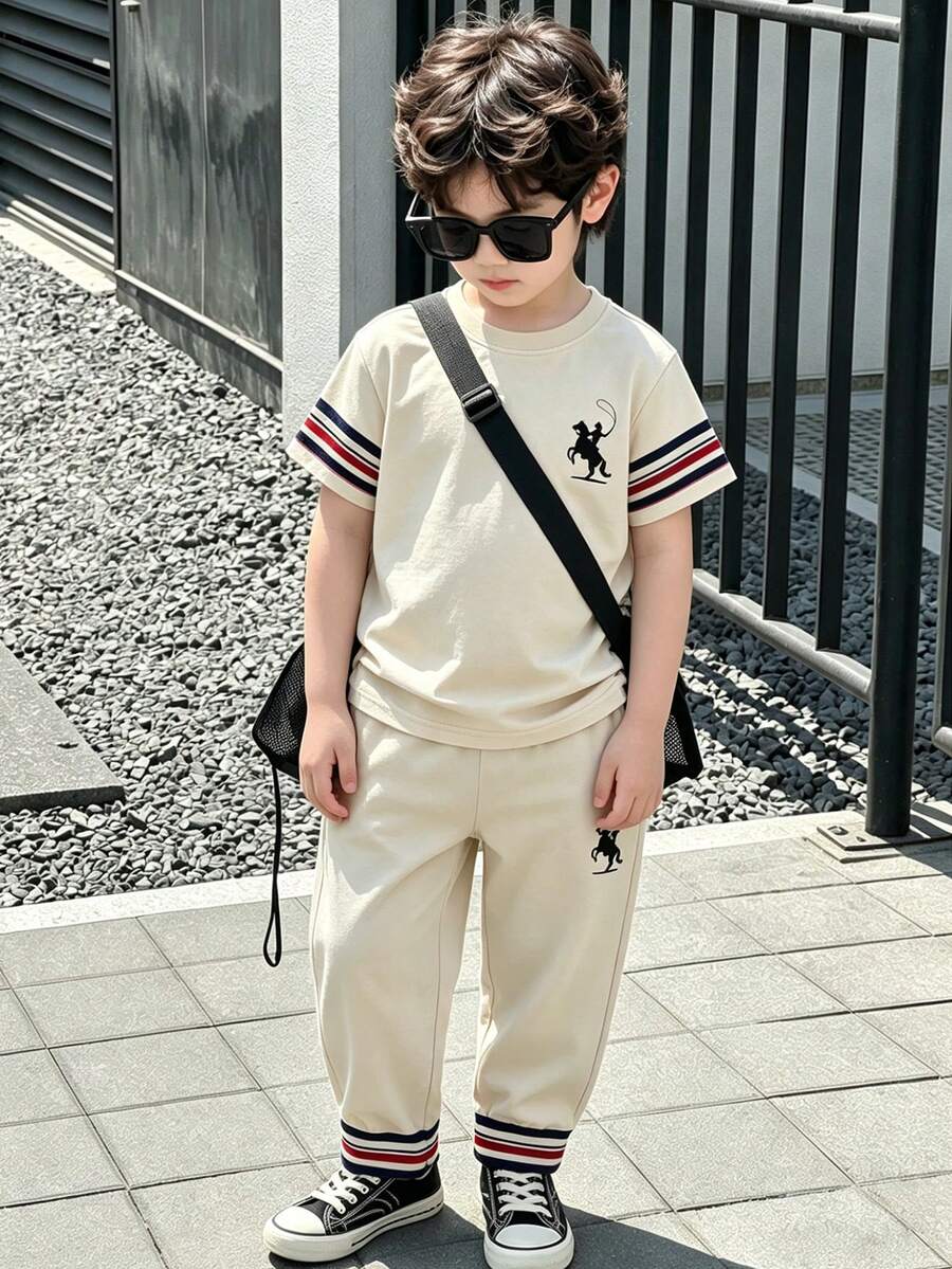 SHEIN Genkimix Kids 男童时尚圆领短袖T恤裤套装(2件套),印花条纹和骑行图案设计,适合节日派对,春、夏、秋季穿着舒适。 - 彩色 - 查看 1