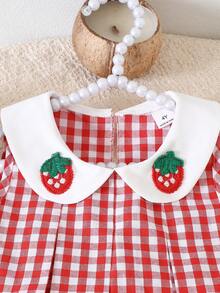 SHEIN Elladie kids 女童红白拼接草莓图案无袖上衣+短裤套装。经典的红白拼接梭织面料，白色彼得潘领饰以可爱的草莓图案，上衣采用修身褶皱设计。面料柔软舒适，搭配同色休闲短裤，适合打造可爱夏日造型，是派对、上学、度假、拍照的理想之选。兼具实用时尚、海岛风情、海滩周末休闲和夏季穿着的风格。 - 紅色 - 查看 4