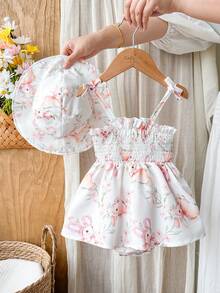 SHEIN Vintaside Kids 这款女童夏季白色连衣裙，柔软可爱，甜美亲切，休闲舒适，配有环绕式领口和同色宽檐遮阳帽。纯白色底色上点缀着粉色卡通兔子和樱花数码印花。连衣裙采用梭织面料，版型合身，领口蝴蝶结装饰，环绕式设计更显精致。适合日常外出、野餐、户外散步和生日派对等场合。 - 彩色 - 查看 5