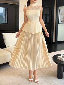 Modelyn Áo kiểu thanh lịch cổ đứng, không tay, chất liệu ren, thắt eo, kết hợp với chân váy xếp ly chữ A. - Màu vàng - Xem 4