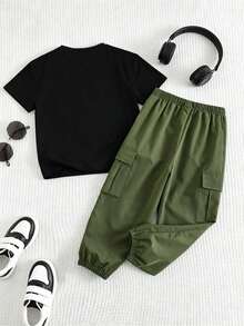 SHEIN 小男孩 T-shirt 套裝，黑色短袖圓領字母印花上衣搭配軍綠色工裝長褲，夏季職業日旅行時尚穿搭 - 彩色 - 查看 2