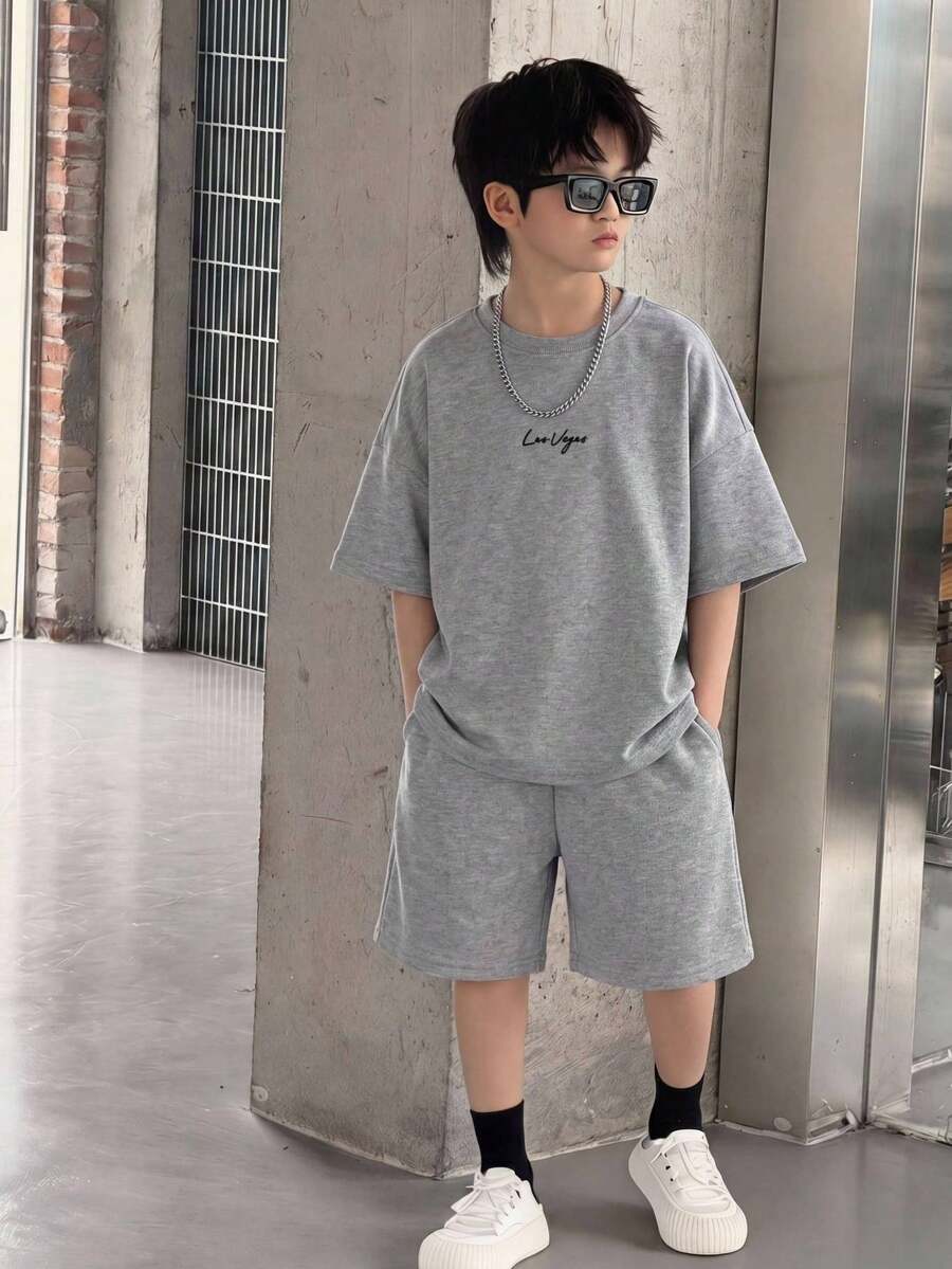 SHEIN 两件套儿童青少年男童休闲学院风字母印花圆领短袖灰色T恤和灰色短裤运动套装，适合春夏季节、郊游、情人节、约会、旅行、度假、家庭聚会、返校、婚礼、晚宴、运动、生日派对等场合。