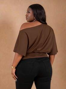 CurvyTilda Camiseta casual asimétrica de cuello para talla grande, versátil para uso diario, citas, té de la tarde, salir con amigos, ocasiones que combinan con todo, top de un hombro, para figura de reloj de arena - Marrón - Ver 2