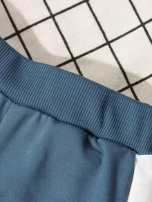 SHEIN 6件套小男孩休闲运动学院风三色拼接卫衣+裤子，适合日常穿着、上学、外出、运动、春秋季节。为小男孩提供多种搭配选择，增加服装组合的多样性。整体设计简洁大方，穿着舒适时尚。小男孩穿上这套衣服会感到舒适，展现出休闲时尚的造型。这套服装将成为小男孩衣橱中实用又时尚的选择。 - 彩色 - 查看 3