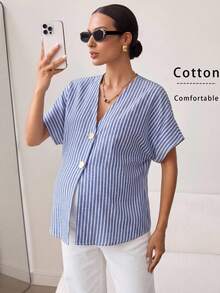 MaterniWear 夏季穿搭、孕妇工作服、孕妇工作套装、孕妇工作上衣、女士商务休闲装、女士办公室着装，这款透气舒适的蓝色条纹棉质上衣专为孕妇设计，纽扣细节更添优雅气质，适合通勤或外出穿着。夏季孕妇V领插肩袖休闲前开襟条纹宽松衬衫 - 藍色 - 查看 3