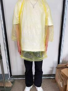 SHEIN 1-10件装一次性雨衣，颜色随机，带防风罩，便携式防水斗篷，适合旅行和户外活动 - 透明一次性旅行用品，旅行酒店必备，户外必备，客房用品，沙滩旅行迷你月经尿布用品，浴室配件，户外漂流雨衣，旅行便携 - 彩色 - 查看 8