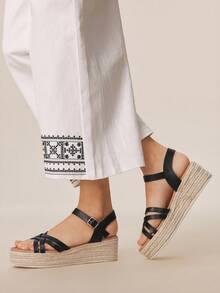 Styleloop Giày sandal đế xuồng dệt kim màu trơn thời trang nữ, kiểu dáng thường ngày, quai chéo trang trí, phong cách Bohemian, giày nghỉ mát cổ điển kiểu Pháp, sandal đế xuồng bằng vải canvas, quai ngang mắt cá chân, phong cách thời trang dự tiệc lễ hội âm nhạc miền Tây nước Mỹ, giày mùa xuân và hè, giày dự lễ Phục sinh, giày đi nghỉ mát, trang phục mùa hè, phụ kiện du lịch không thể thiếu. - màu đen - Xem 2
