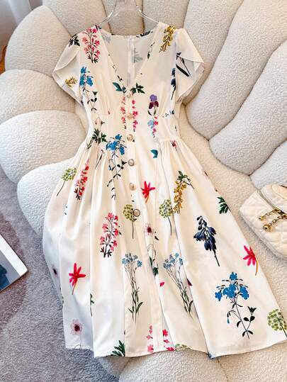 SHEIN Franclia Đầm ngắn nữ mùa xuân/hè cổ chữ V tay bồng đính cúc vàng in họa tiết hoa, đầm đi biển in hoa thường ngày, đầm mùa xuân in hoa, đầm màu mơ, đầm thanh lịch, trang phục đi chơi, đầm mùa xuân/hè.