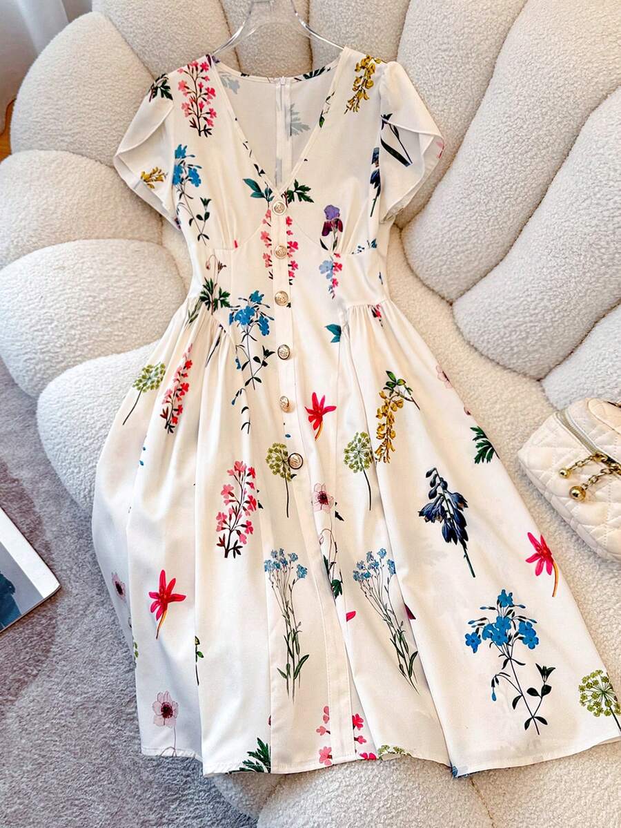 SHEIN Franclia 女士春夏V领花朵袖金色纽扣装饰印花沙滩度假短裙,休闲沙滩度假印花连衣裙,印花春季连衣裙,杏色连衣裙,优雅连衣裙,外出装扮,春夏连衣裙 - 杏色 - 查看 1