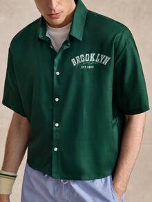 男士休閒字母印花短袖襯衫，梭織布領，夏季男士短版圖案 Brooklyn College 深綠色寬鬆短版印花 - 墨綠色 - 查看 6