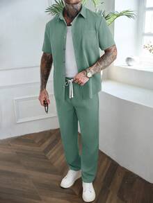 Manfinity Homme 男士纯色纹理条纹休闲度假短袖衬衫和裤子两件套 - 綠色 - 查看 3