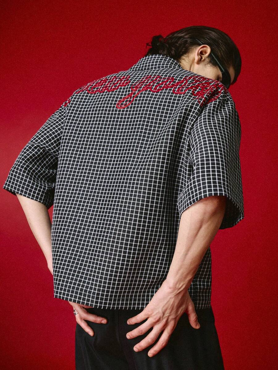 STYNVO Camisa casual de manga corta con botones, con estampado de letras y cuadros para hombres - Negro - Ver 1