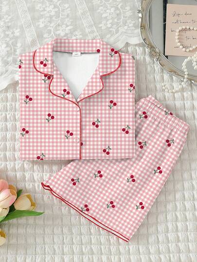 Bộ đồ ngủ 2 mảnh cho bé gái tuổi teen, chất liệu vải dệt thoải mái và thời trang với họa tiết quả anh đào in kỹ thuật số, áo tay ngắn và quần short, thích hợp cho mùa hè.