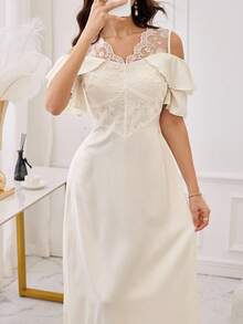 Modelyn Vestido mini de manga corta con hombros descubiertos, ajuste ceñido y volantes, con bordados y parches de malla en color albaricoque, con un estilo romántico francés - Albaricoque - Ver 3