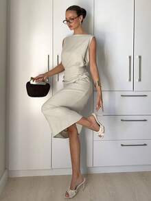 Siren Gaze Đầm midi thanh lịch mùa hè cho nữ, đầm bút chì ôm sát không tay cổ thuyền eo nhún, trang phục công sở, dự tiệc, đi nghỉ mát, đầm hè màu be cho nữ, đầm hè cho nữ, đầm công sở cho nữ, quần áo mùa hè, trang phục mùa hè cho nữ, đầm đi làm - Màu be - Xem 5