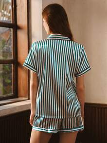 Bisouelle [Elegant Fields]2 Peças Conjunto de Pijama de Verão em Cetim com Top de Manga Curta com Gola e Shorts Listrados com Laço, Roupa de Descanso Feminina, Conjunto de Duas Peças para o Verão - Verde - Visão 2