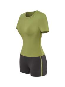 WanderVale Damset med enfärgad kortärmad t-shirt och shorts i 2 delar - Grön - Visa 3