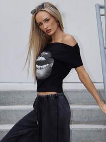Brooke Lily 女款休閒復古街頭塗鴉唇印抓皺露肩緊身短袖T恤，百搭黑色款 - 黑色 - 查看 4