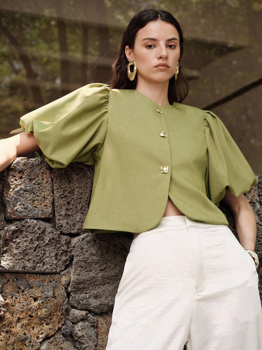 Aveloria Modichic 夏季优雅奢华圆领不对称金属扣装饰花瓣袖女式上衣，精致复古时尚，适合度假休闲派对等多种场合，喇叭袖宽松舒适设计 - 橄欖綠 - 查看 1