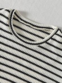 SHEIN Bộ 2 món gồm áo tay ngắn cổ tròn kẻ sọc và quần ống rộng cạp chun kẻ sọc dành cho nữ tuổi teen, kiểu dáng rộng rãi thoải mái, thiết kế độc đáo, phù hợp cho mùa thu, xuân, hè, mặc hàng ngày, đi làm, dã ngoại, thể thao, đi học, dạo phố, dự tiệc, chụp ảnh. - Đen và trắng - Xem 6