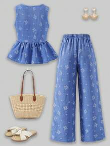 SHEIN Elladie kids 女童蓝色碎花无袖短款上衣+阔腿裤两件套。清新的蓝色底色搭配精致的白色碎花织纹面料，柔软舒适。上衣采用圆领设计，白色纽扣前襟，腰部饰有俏皮的荷叶边。搭配同色系宽松舒适的阔腿裤。风格休闲又不失复古，适合日常穿着、上学、外出、度假、聚会和节假日。实用又时尚，充满海滩/海岛风情，是夏日周末的完美之选。 - 藍色 - 查看 3