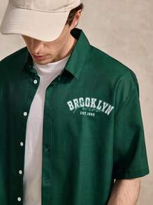 男士休閒字母印花短袖襯衫，梭織布領，夏季男士短版圖案 Brooklyn College 深綠色寬鬆短版印花 - 墨綠色 - 查看 5
