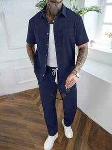 Manfinity Homme Set de camisa de manga corta y pantalones de unicolor con textura y rayas, para vacaciones informales - azul real - Ver 4
