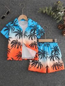 SHEIN Conjunto informal de 2 piezas de camisa y pantalones cortos con estampado de palmeras degradado para niño de vacaciones - Multicolor - Ver 1